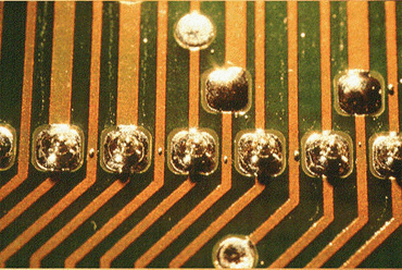 Figure 6: More solder balls caused by spitting Figure 6: More solder balls caused by spitting